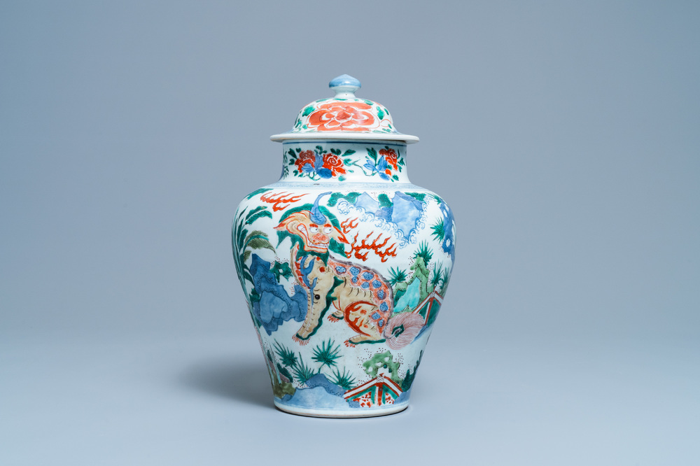 Un vase couvert en porcelaine de Chine wucai &agrave; d&eacute;cor d'animaux mythiques, &eacute;poque Transition