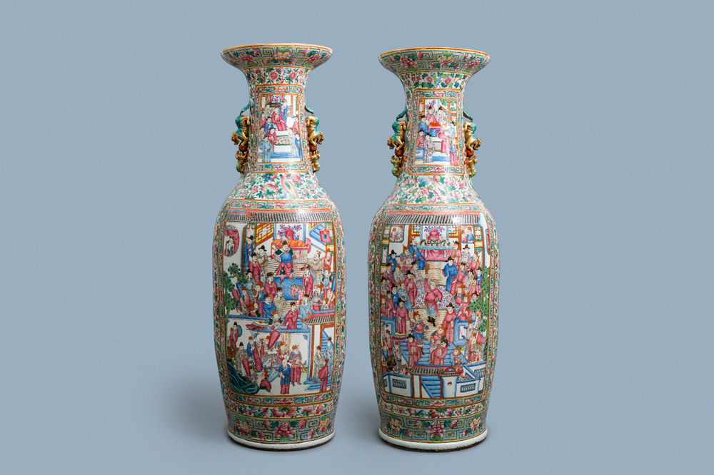 Une paire de vases de taille exceptionelle en porcelaine de Chine famille rose, 19&egrave;me