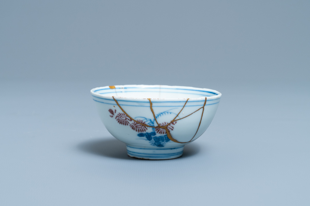 Un bol en porcelaine de Chine en bleu, blanc et rouge de cuivre r&eacute;par&eacute; de fa&ccedil;on kintsugi, marque de Chenghua, Kangxi