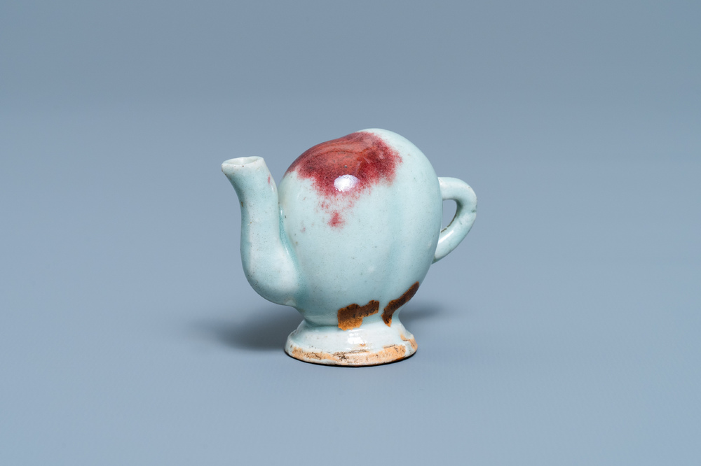 Une th&eacute;i&egrave;re 'cadogan' miniature en forme de p&ecirc;che en porcelaine de Chine &agrave; &eacute;mail junyao, Kangxi/Qianlong