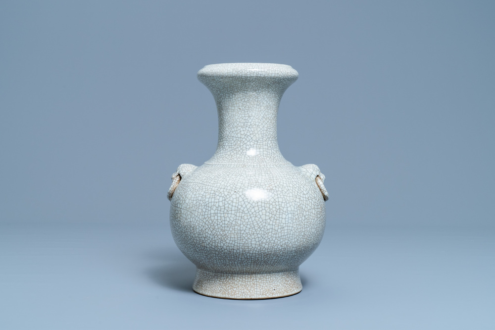 Een Chinese monochrome 'hu' vaas met craquel&eacute;-glazuur, 20e eeuw