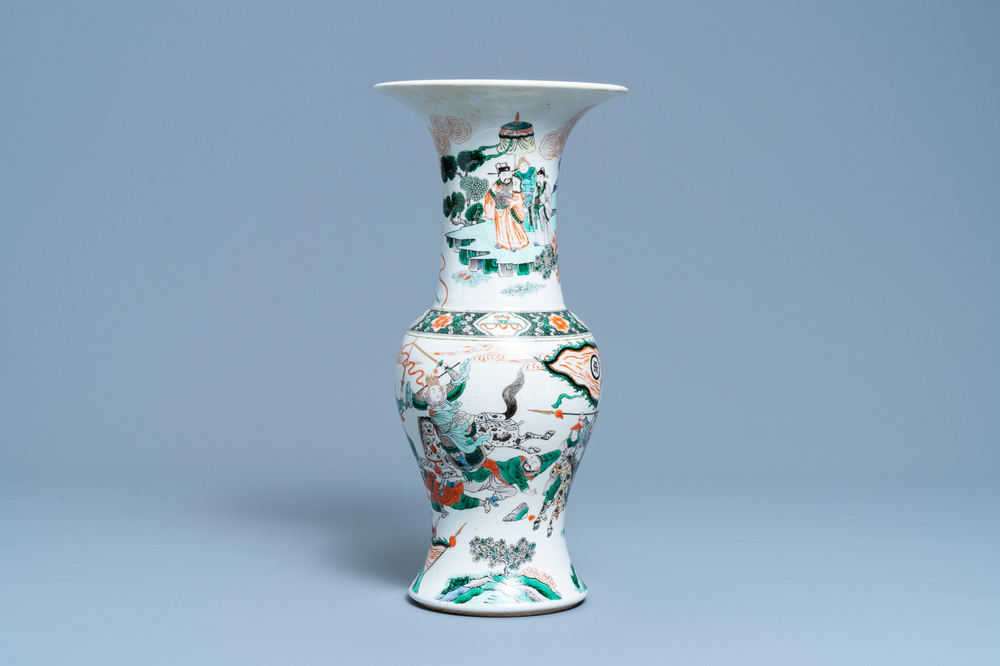 Un vase de forme yenyen en porcelaine de Chine famille verte &agrave; d&eacute;cor de guerriers, 19&egrave;me