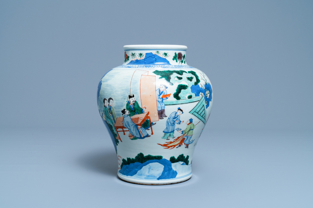 Un vase en porcelaine de Chine wucai &agrave; d&eacute;cor de chevaliers, 19&egrave;me