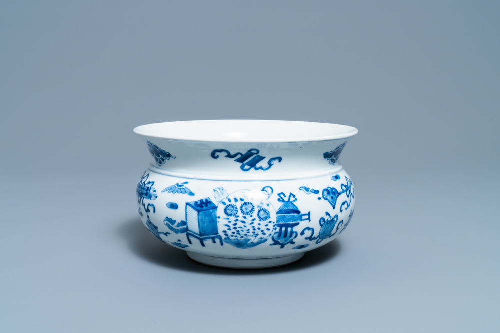 Een Chinese blauw-witte wierookbrander met antiquiteiten, 19e eeuw