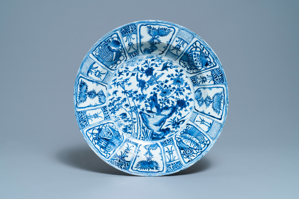 Un tr&egrave;s grand plat en porcelaine de Chine en bleu et blanc de type kraak &agrave; d&eacute;cor de ph&eacute;nix, Wanli