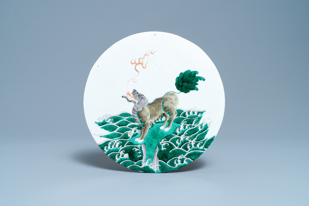 Une plaque ronde en porcelaine de Chine famille verte &agrave; d&eacute;cor d'un qilin, 19&egrave;me