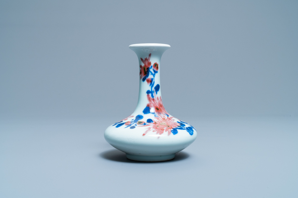Un petit vase de forme bouteille en porcelaine de Chine en bleu, blanc et rouge de cuivre, R&eacute;publique