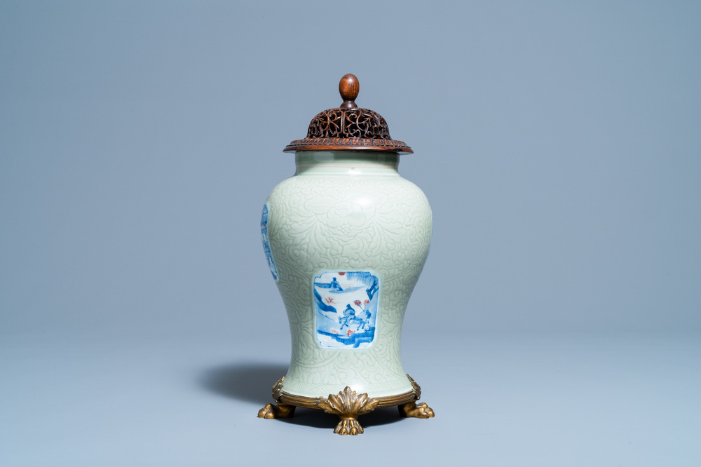 Un vase en porcelaine de Chine c&eacute;ladon monochrome &agrave; d&eacute;cor incis&eacute; et aux panneaux en bleu, blanc et rouge de cuivre, Kangxi