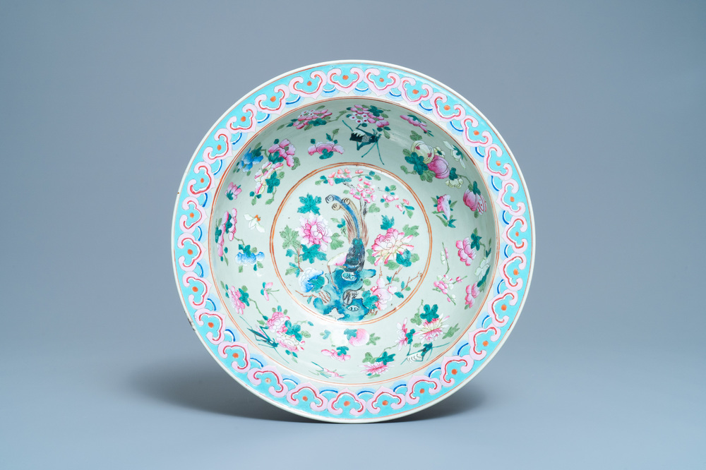 Un grand bol en porcelaine de Chine famille rose &agrave; fond c&eacute;ladon, 19&egrave;me