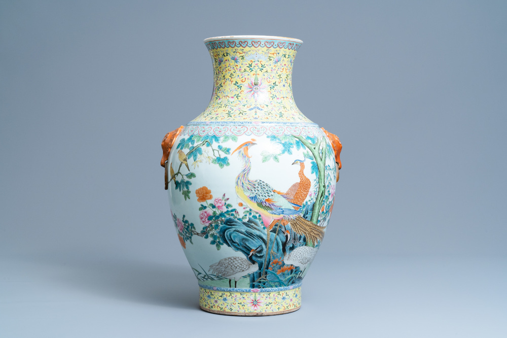 Un grand vase de forme 'hu' en porcelaine de Chine famille rose, marque de Qianlong, R&eacute;publique