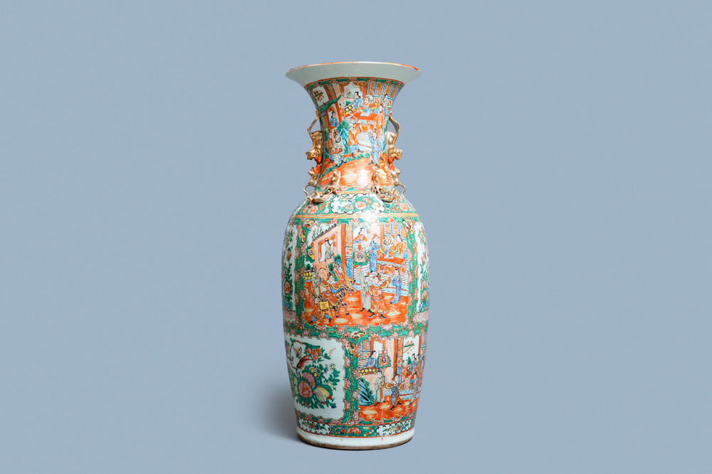 Un grand vase en porcelaine de Chine famille rose de Canton, 19&egrave;me