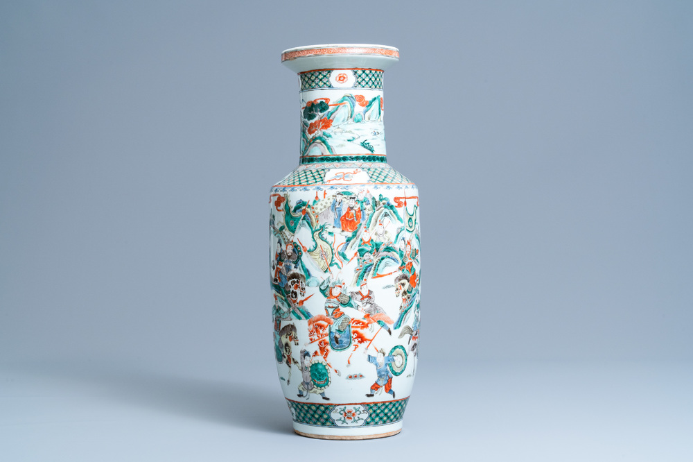 Un vase de forme rouleau en porcelaine de Chine famille verte, 19&egrave;me