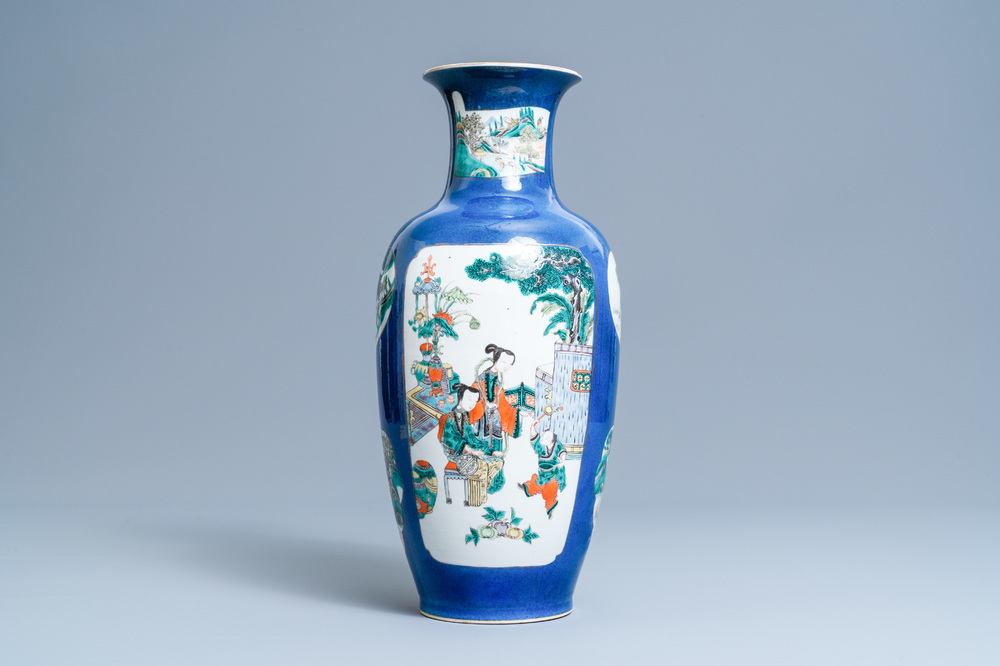 Een Chinese famille verte vaas met poederblauwe fondkleur, 19e eeuw