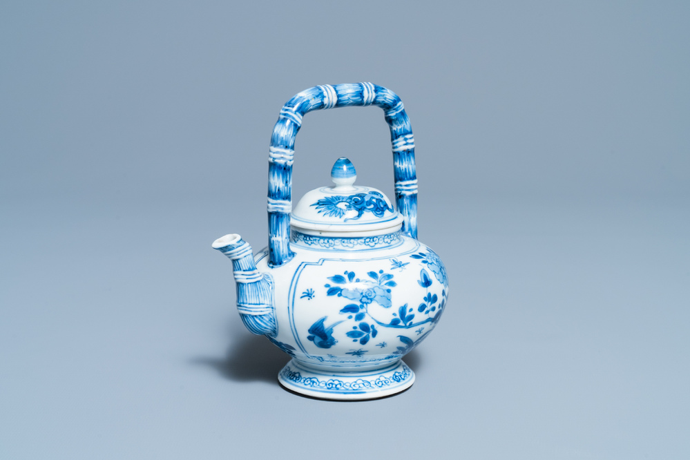 Een Chinese blauw-witte theepot met bamboevormige tuit en handvat, Kangxi