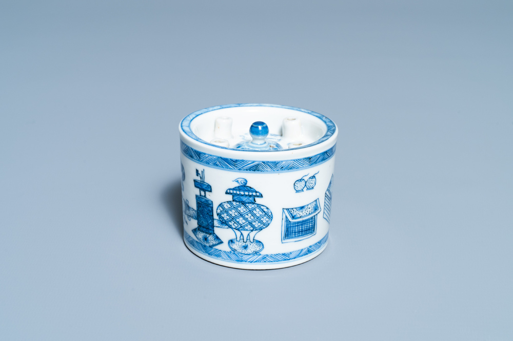 Een Chinese blauw-witte inktpot met decor van antiquiteiten, Kangxi