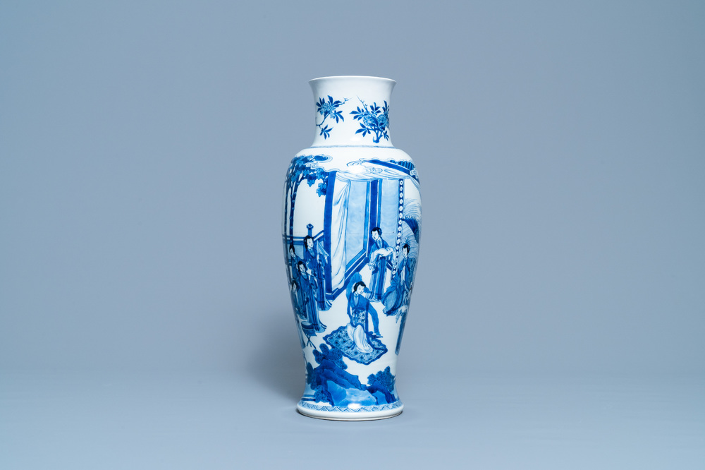 Een Chinese blauw-witte vaas met musicerende en dansende dames, Kangxi