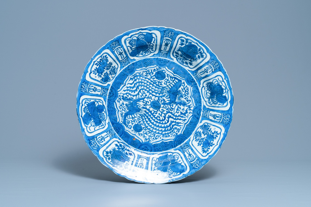 Un tr&egrave;s grand plat en porcelaine de Chine en bleu et blanc de type kraak &agrave; d&eacute;cor de ph&eacute;nix, Wanli