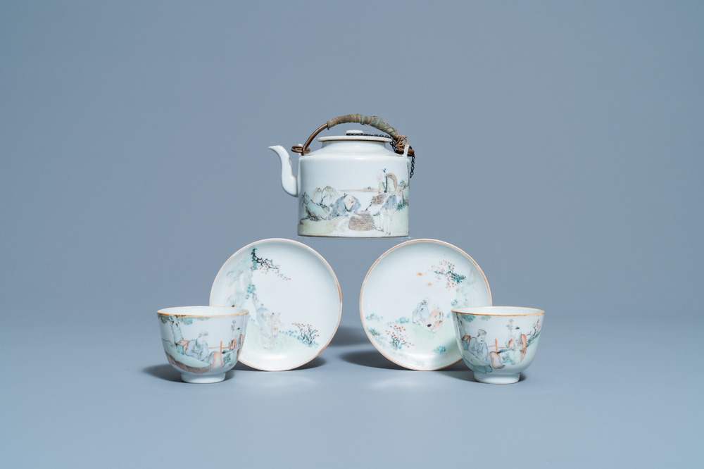 A Chinese qianjiang cai teapot and two cups and saucers, 19/20th C.