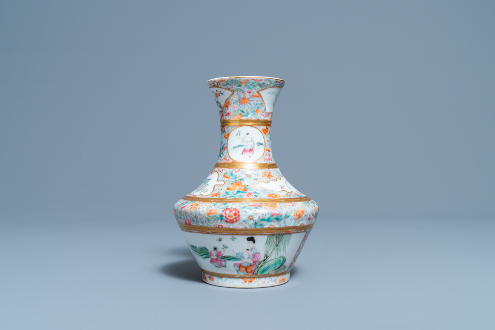 Een Chinese famille rose millefleurs vaas, gemerkt voor de katholieke kerk van Jingdezhen, Republiek