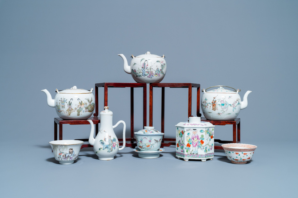 Quatre th&eacute;i&egrave;res, trois bols et une bo&icirc;te &agrave; th&eacute; en porcelaine de Chine famille rose, 19/20&egrave;me