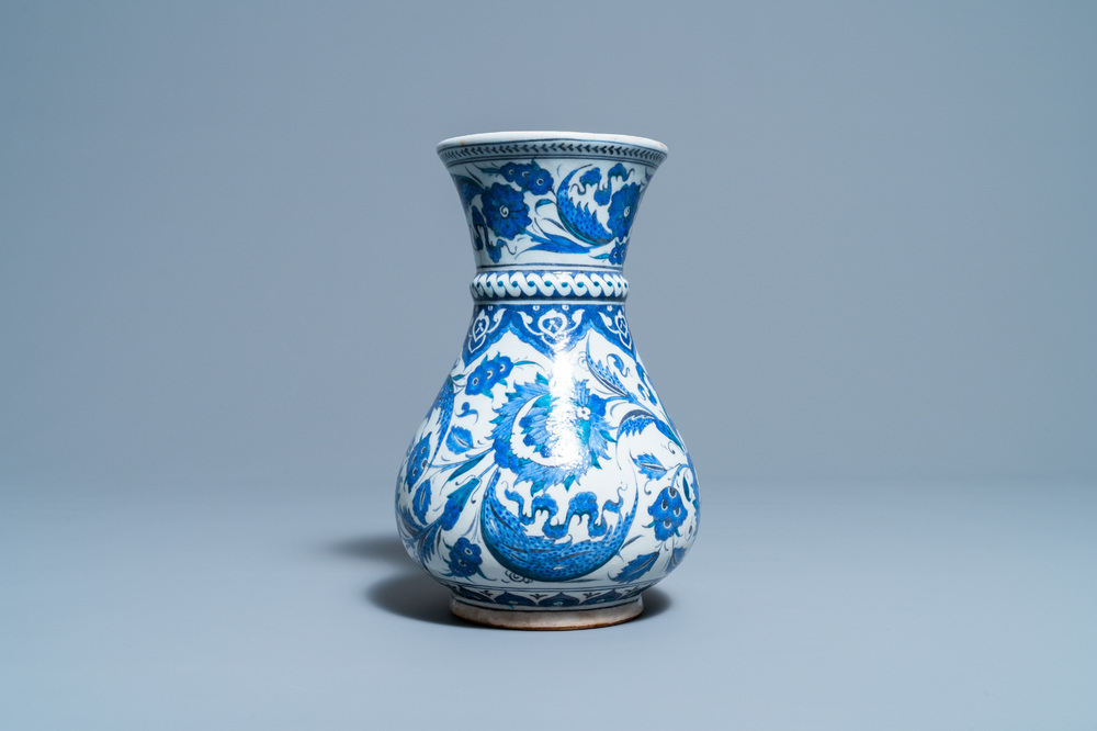 Een blauw-witte vaas in Iznik-stijl, wellicht Samson, Frankrijk, 19e eeuw