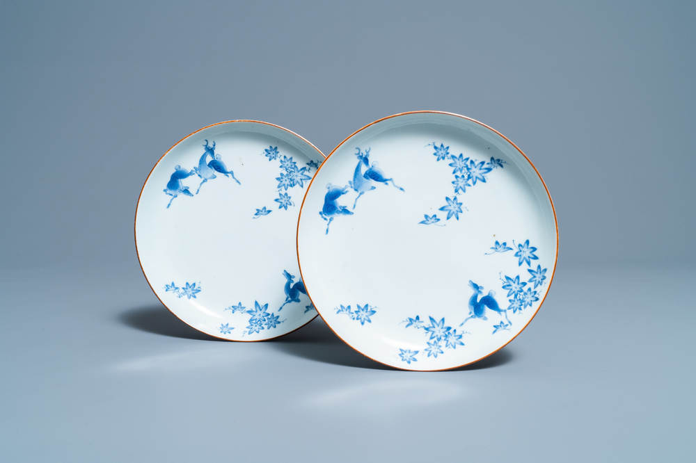 Une paire d'assiettes en porcelaine Arita de Japon en bleu et blanc de style Kakiemon, Edo, 17/18&egrave;me