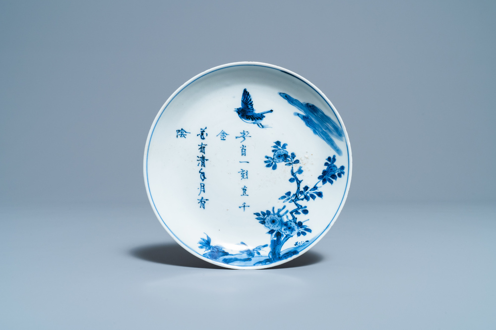 Een Chinees blauw-wit ko-sometsuke bord met een gedicht voor de Japanse markt, Tianqi