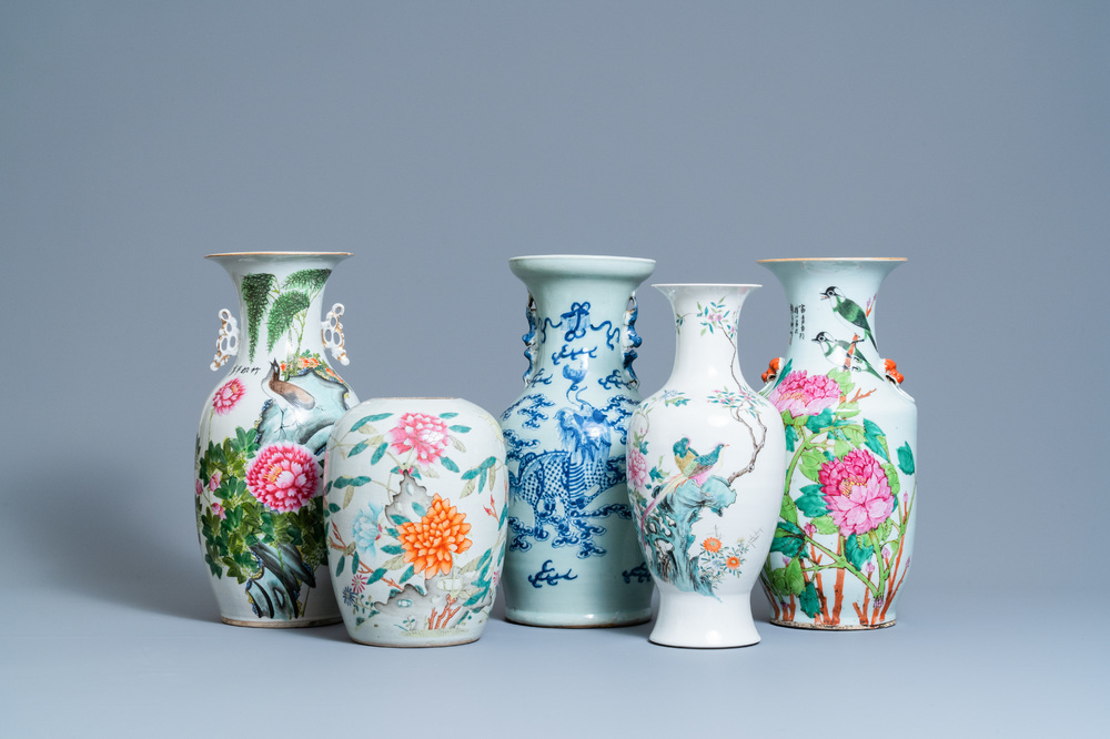 Vijf Chinese qianjiang cai, famille rose en celadon vazen, 19/20e eeuw