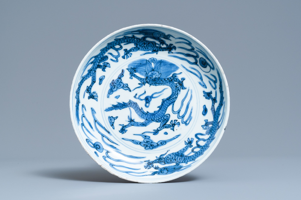 Een Chinees blauw-wit bord met een draak, Wanli