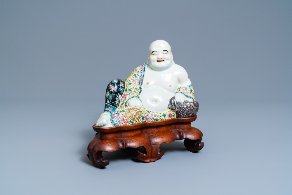 Une figure de Bouddha en porcelaine de Chine famille rose, marque en creux, R&eacute;publique