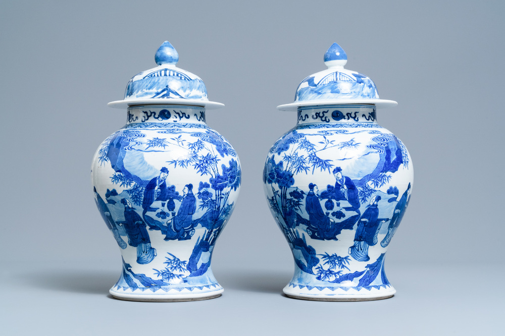 Een paar Chinese blauw-witte dekselvazen met figuratief decor, 19e eeuw