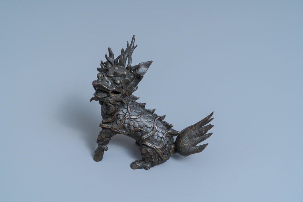 Un br&ucirc;le-parfum en forme de qilin en bronze, Chine, Ming