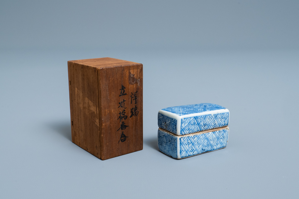 Une bo&icirc;te couverte en porcelaine de Chine en bleu et blanc de type ko-sometsuke pour le march&eacute; japonais, &eacute;poque Transition