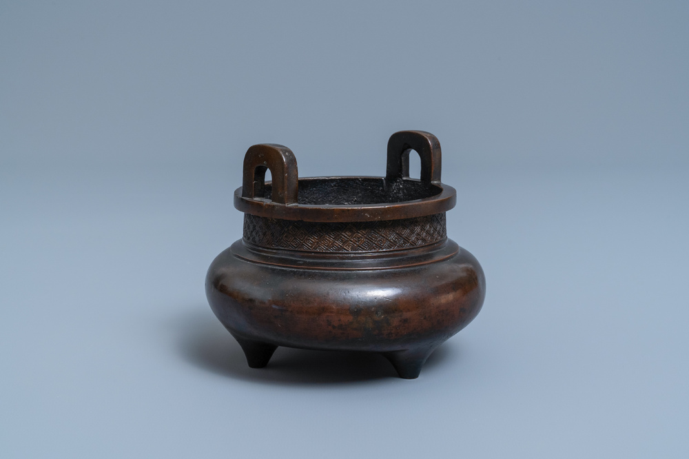 Een Chinese bronzen driepotige wierookbrander, zegelmerk, Yuan