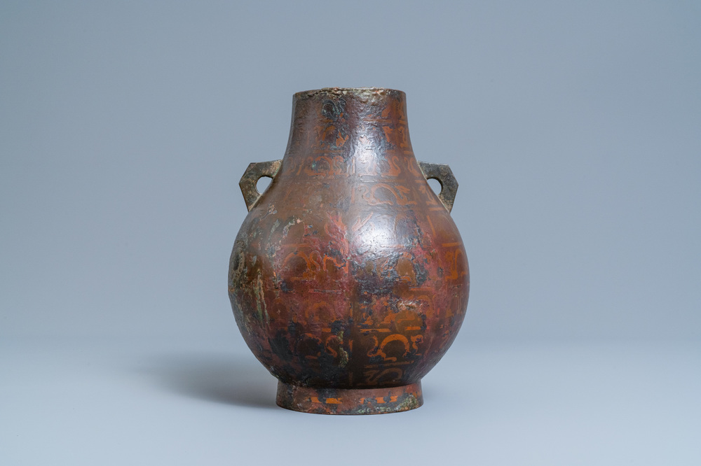 Un vase de forme 'hu' en bronze incrust&eacute; de cuivre, Chine, Ming