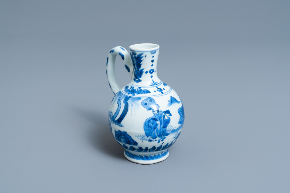 Une verseuse en porcelaine de Chine en bleu et blanc, &eacute;poque Transition