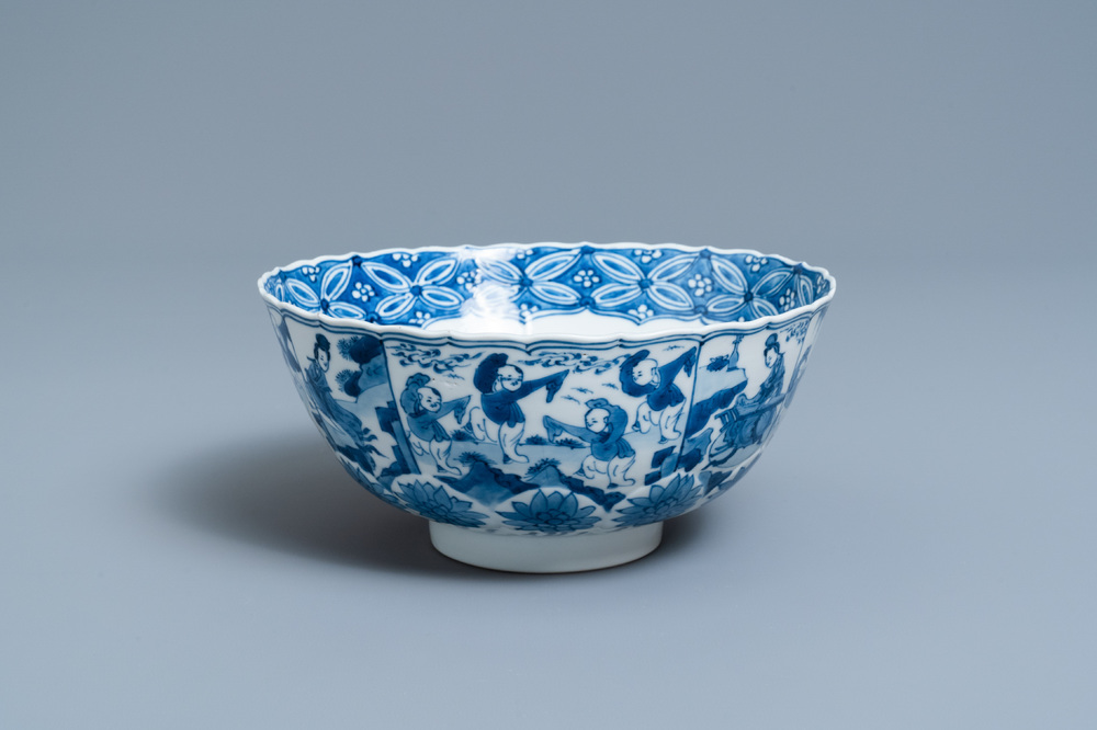 Un bol moul&eacute; en forme de lotus en porcelaine de Chine en bleu et blanc, marque de Chenghua, Kangxi