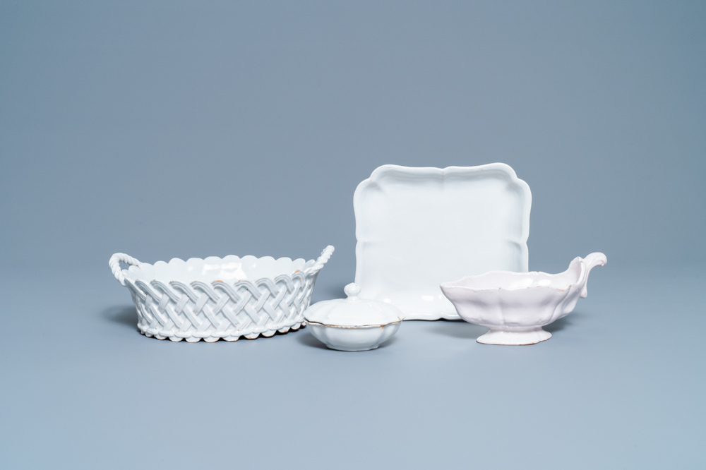 Un panier, un plat lob&eacute;, une bo&icirc;te &agrave; &eacute;pices et une sauci&egrave;re en fa&iuml;ence blanche de Delft, 18&egrave;me