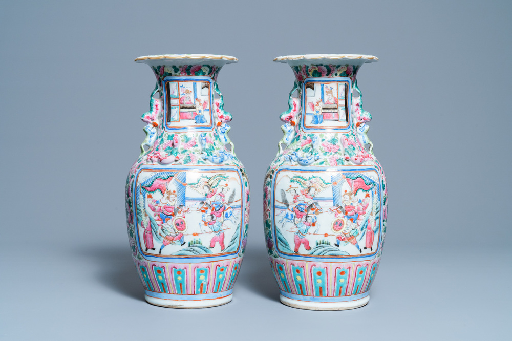 A pair of Chinese famille rose vases with a court scene and a battle scene, 19th C.