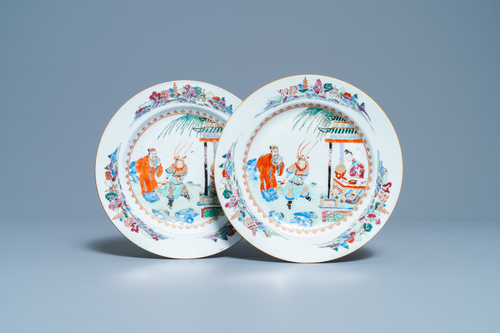 Une paire d'assiettes en porcelaine de Chine famille rose, Yongzheng/Qianlong