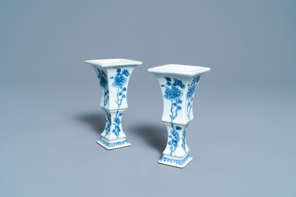 Une paire de vases en porcelaine de Chine en bleu et blanc, Qianlong