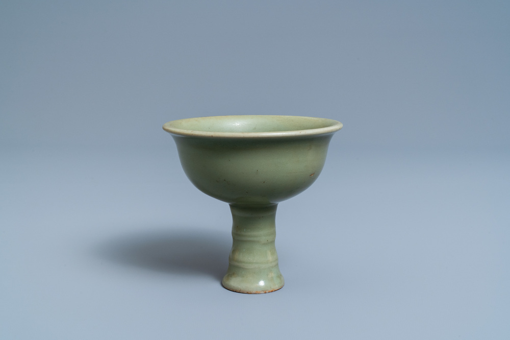 Un bol sur piedouche en porcelaine de Chine c&eacute;ladon monochrome, Ming