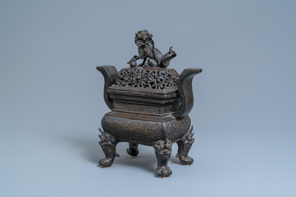 Een grote Chinese bronzen wierookbrander met deksel, Ming