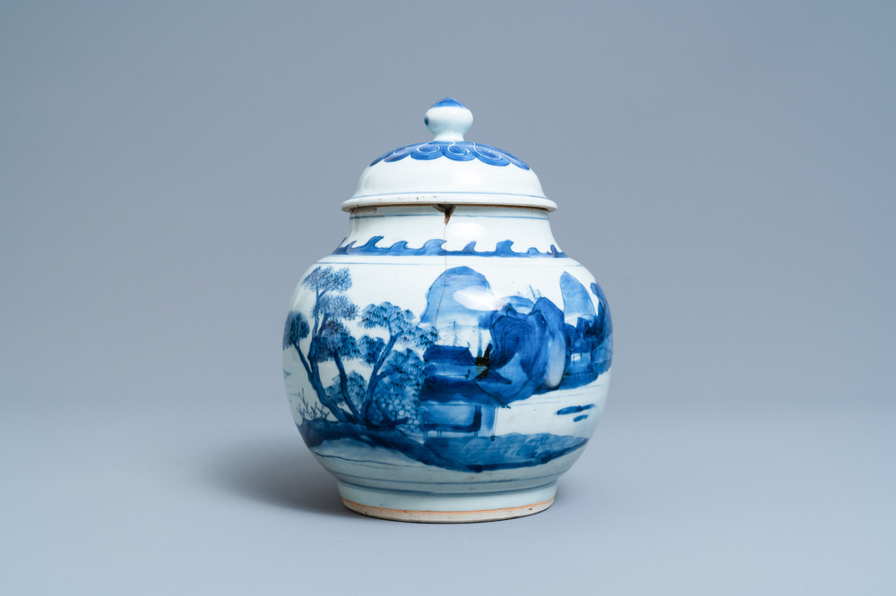 Un pot couvert en porcelaine de Chine en bleu et blanc &agrave; d&eacute;cor d'un paysage, &eacute;poque Transition