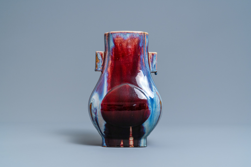 Un vase de forme 'hu' en porcelaine de Chine &agrave; &eacute;mail flamb&eacute;, marque de Qianlong, 19/20&egrave;me