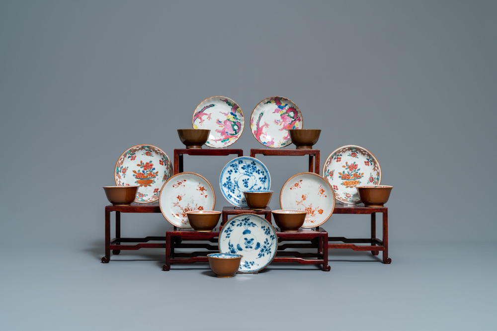 Huit tasses et soucoupes en porcelaine de Chine famille rose, bleu et blanc et rouge de fer sur fond capucin, Kangxi/Qianlong