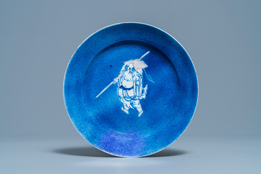 Een Chinese blauw-witte en koperrode schotel met poederblauwe fondkleur, Kangxi