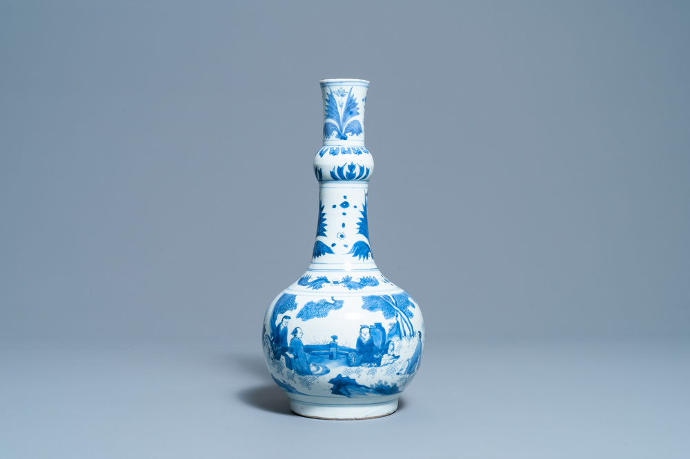 Een Chinese flesvormige blauw-witte vaas met figuren in een landschap, Transitie periode