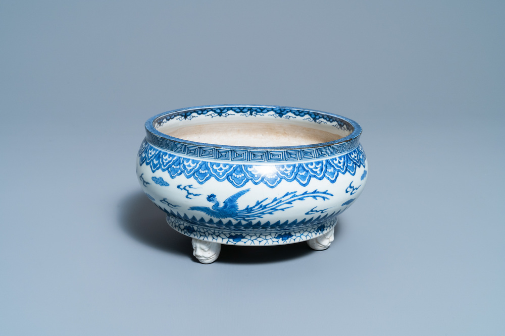 Un br&ucirc;le-parfum tripod en porcelaine Arita de Japon en bleu et blanc, Edo, 17&egrave;me