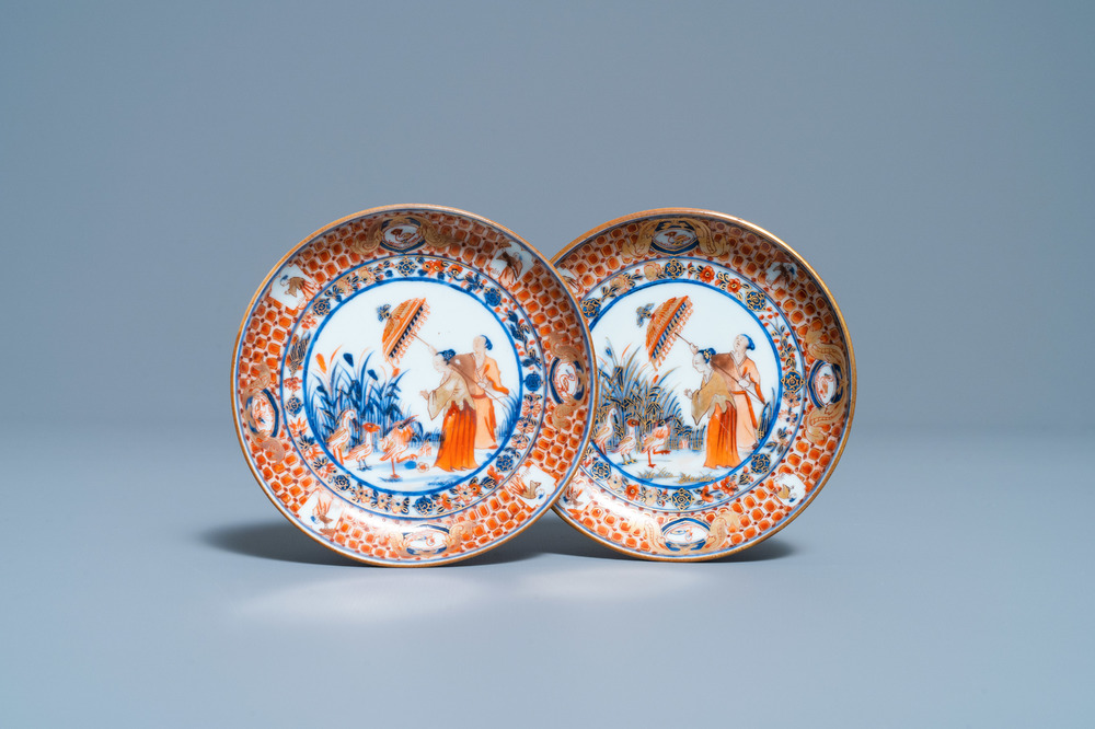 Une paire de coupes en porcelaine de Chine de style Imari &agrave; d&eacute;cor 'Dames au Parasol', Qianlong